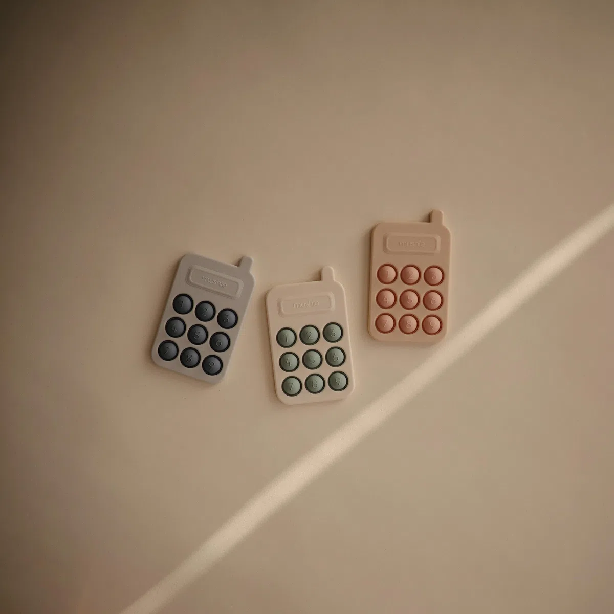 mushie Teléfono Press Toy para Niños y Adultos, Juguetes Sensoriales, Concentración y Atención, Seguro (Blush)