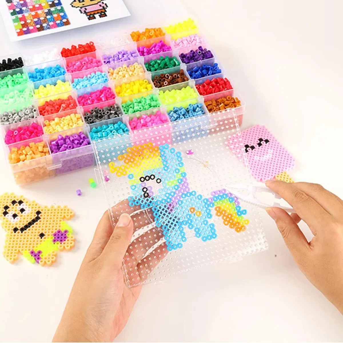 Fizdoqg 8 Piezas Placa de Cuentas para Planchar 5mm Beads Plantilla, Placas Transparente para Cuentas Plantillas de Cuadradas con 4 Pinzas y 10 Cintas para Llaves, Llavero