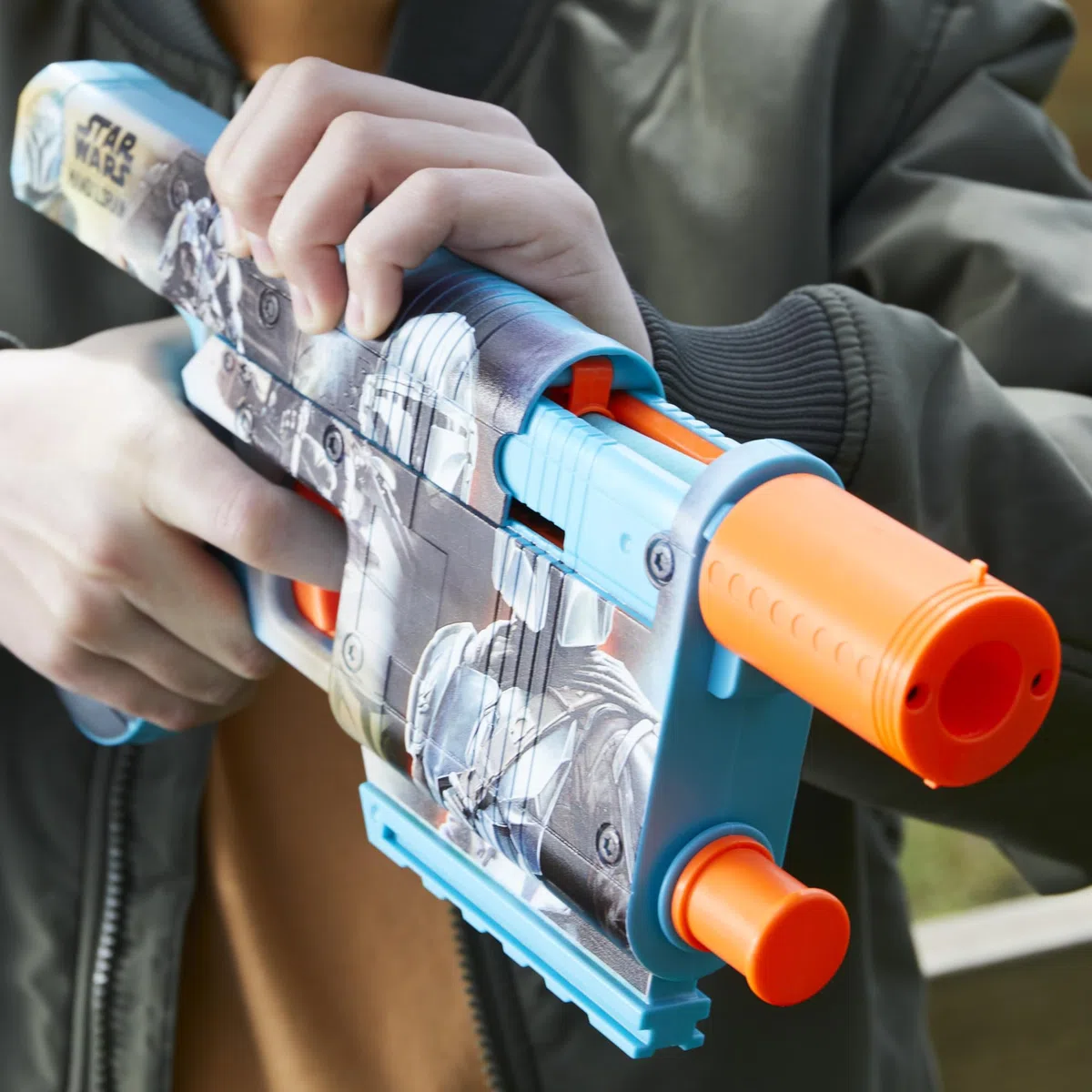 NERF Star Wars The Mandalorian Dart Blaster 12 Elite Darts Clip Interno Juguetes Foam Blaster para niños y niñas de 8 años