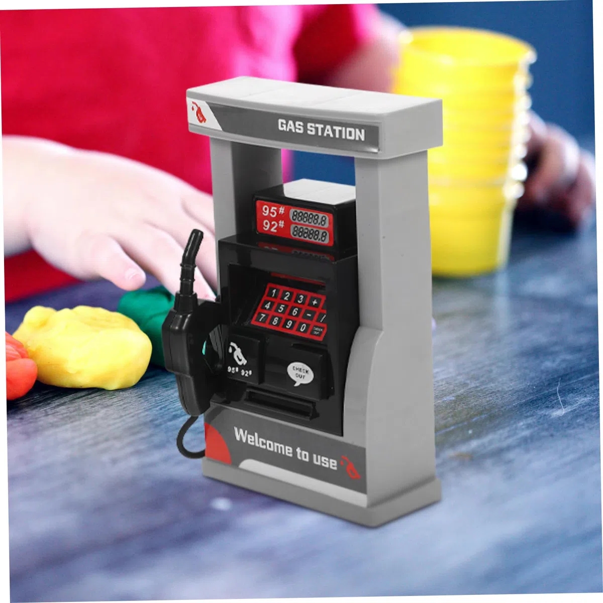 Modelo de Gasolinera Simulada para Niños con Diseño Realista, Plástico Duradero y Accesorios de Conos y Barreras de Carretera