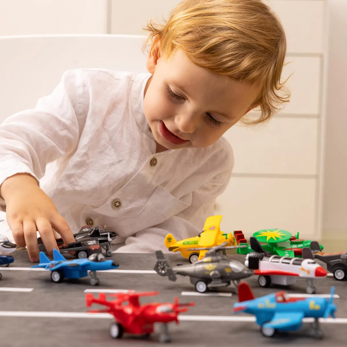 JOYIN 16 piezas de juguetes de avión, juego de avión para niños, helicóptero, combatiente, bombardero, modelo de biplano, regalos para niños pequeños de más de 3 años, regalos para niños, juguetes de