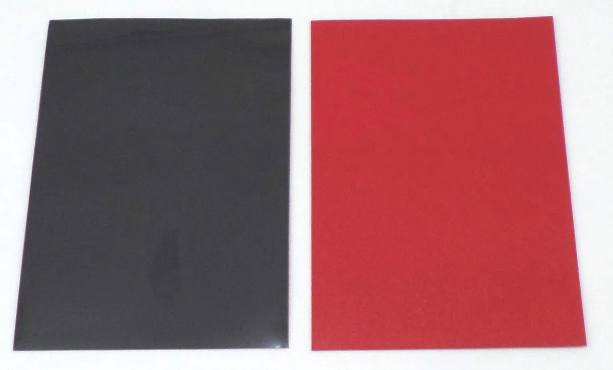 docsmagic.de 200 Premium Bi-Color Card Sleeves Mat Red/Black Standard Size 66 x 91 Fundas Roja Negra