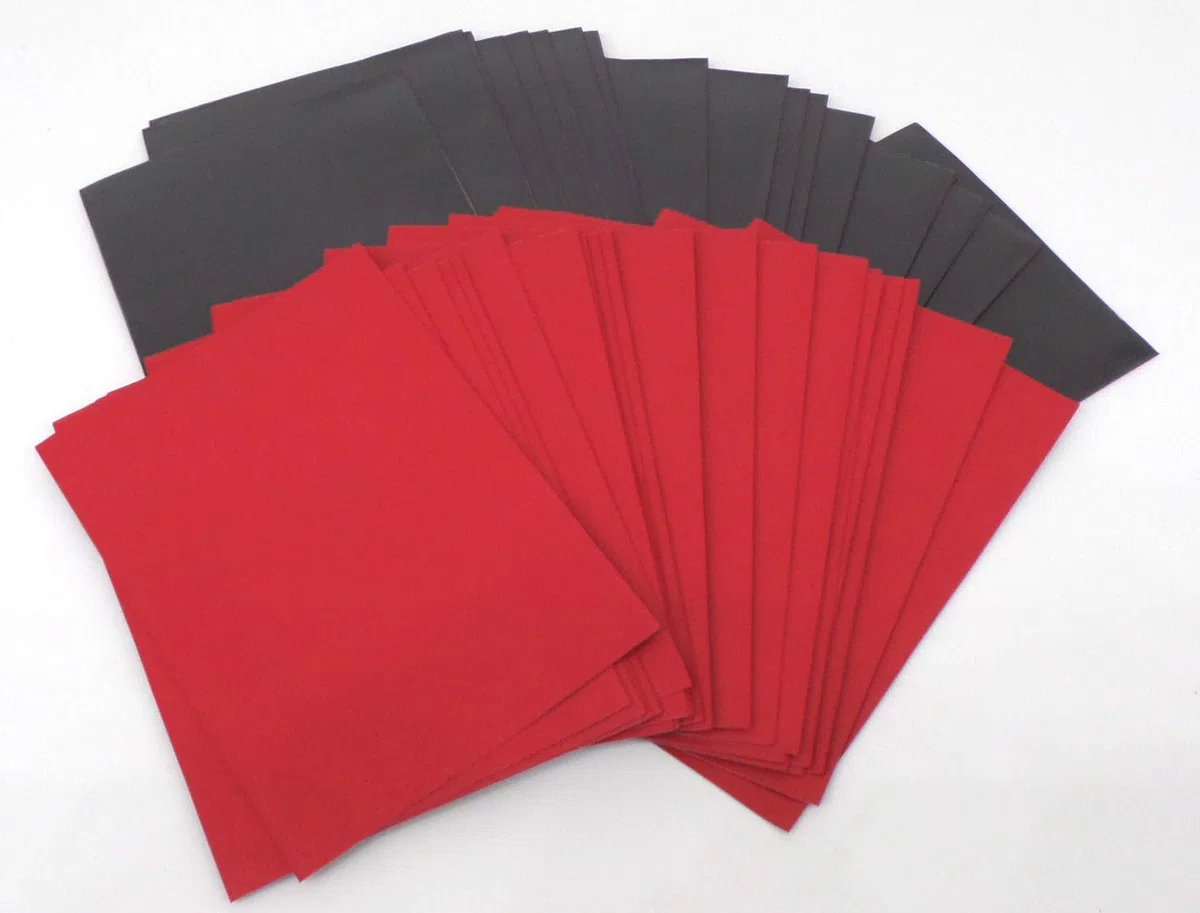 docsmagic.de 200 Premium Bi-Color Card Sleeves Mat Red/Black Standard Size 66 x 91 Fundas Roja Negra