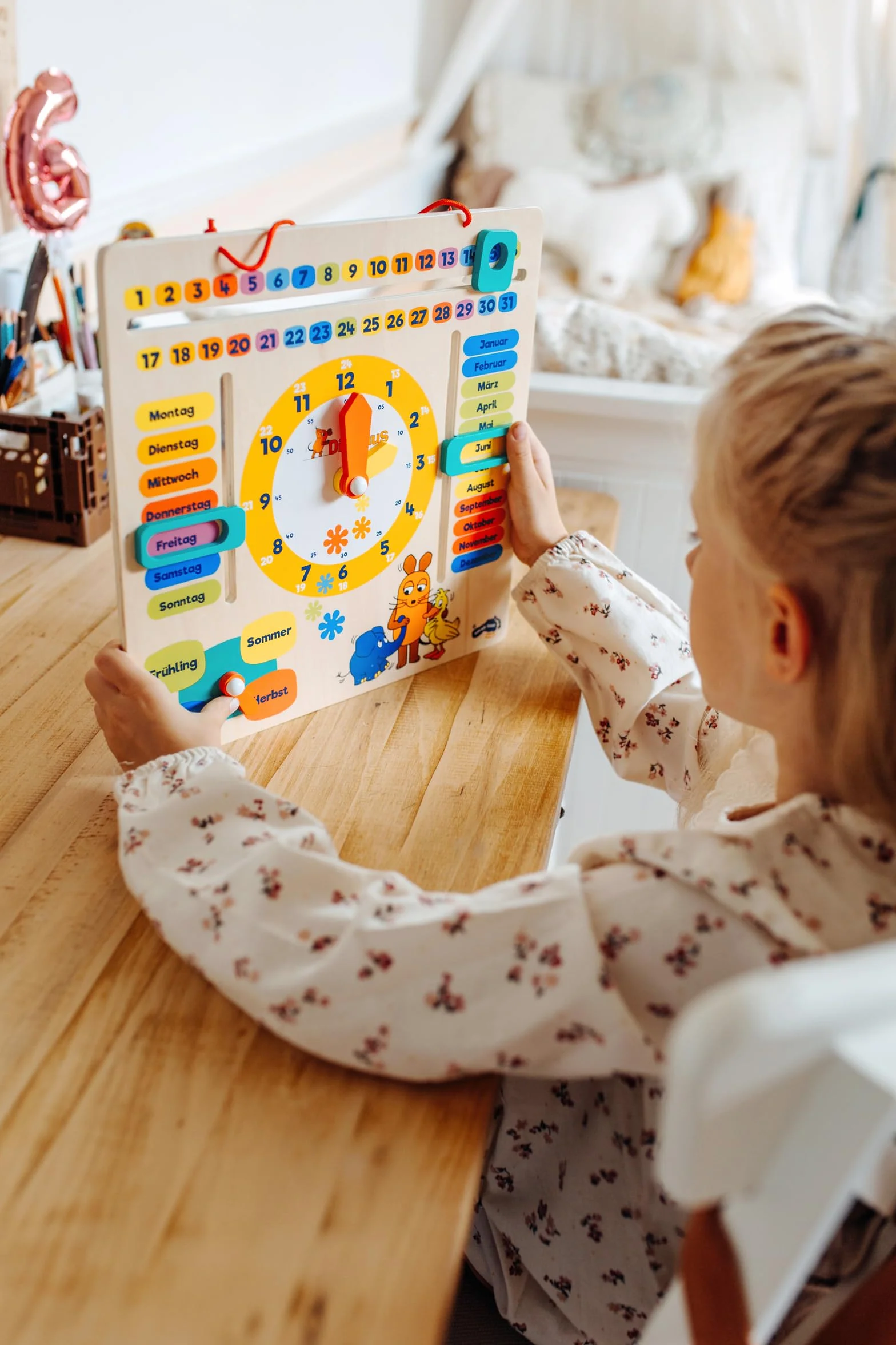 small foot Reloj de Aprendizaje con Calendario de Madera, explica la Fecha, la Temporada y la Hora, para niños a Partir de 3 años, 10496