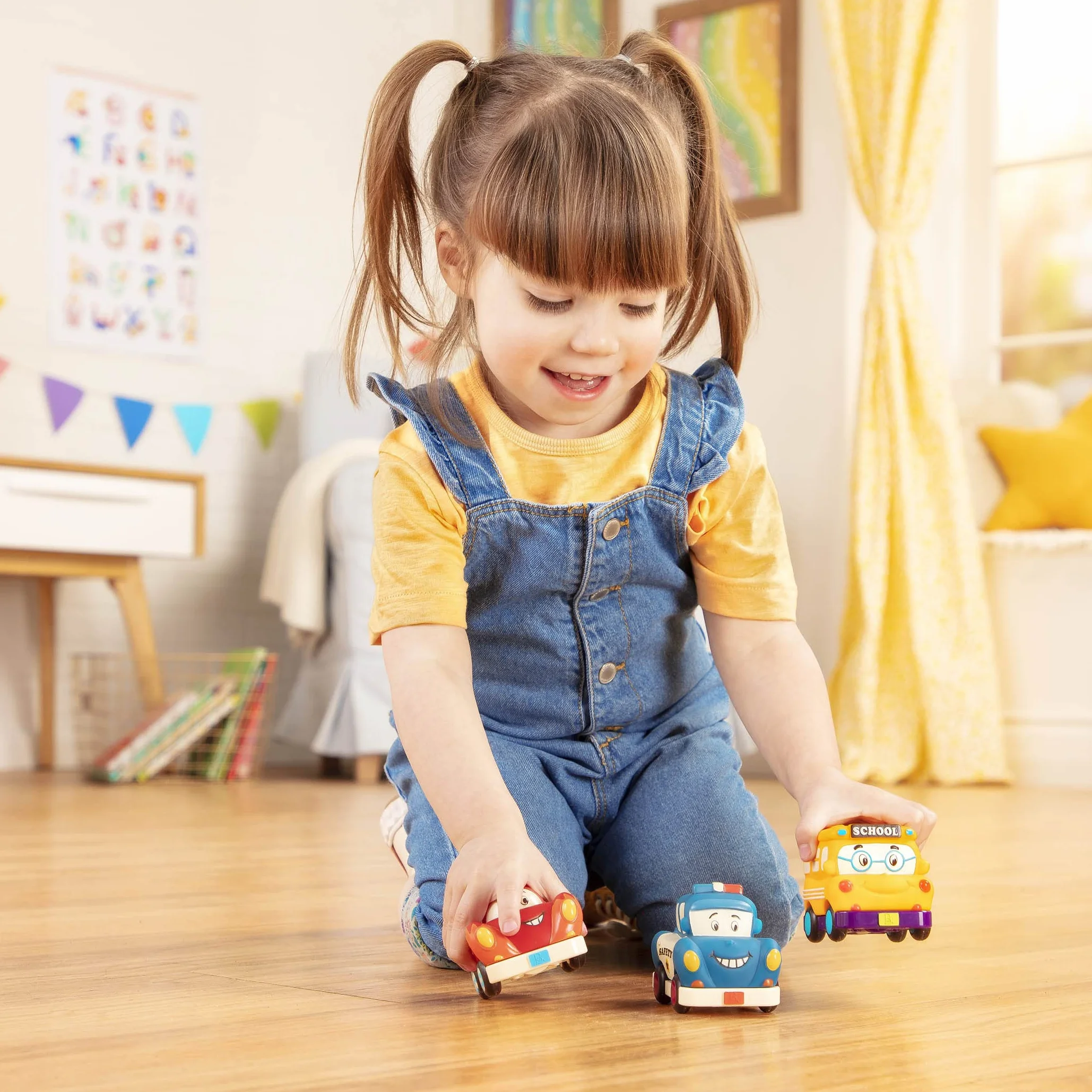 B. toys – Vehículos de Impulso – 3 vehículos de Juguete – Bus, Carreras, Policía – Vehículos de Juguete para niños – 1 año + – Mini Wheeee-LS! - Bus, Auto de Carreras, Auto Policía
