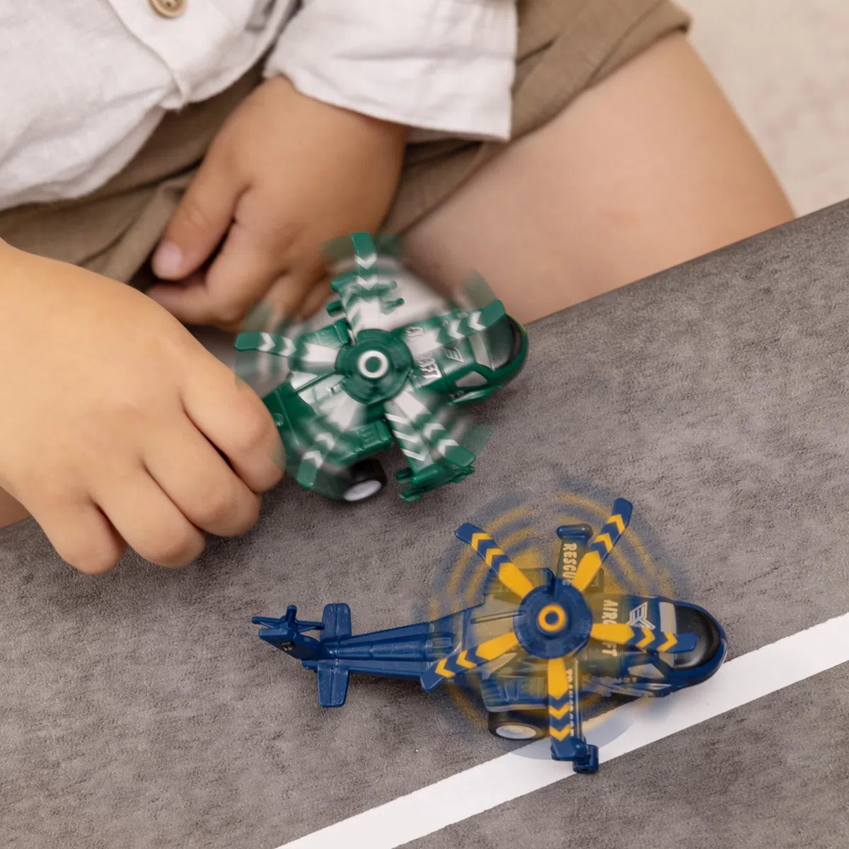 JOYIN 16 piezas de juguetes de avión, juego de avión para niños, helicóptero, combatiente, bombardero, modelo de biplano, regalos para niños pequeños de más de 3 años, regalos para niños, juguetes de