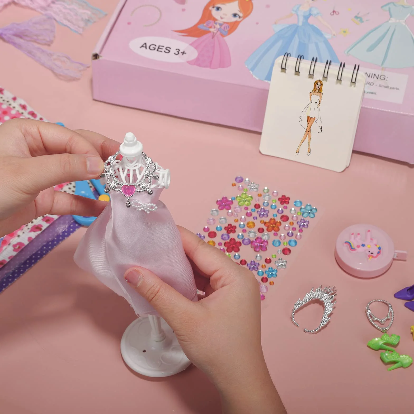 YOCOLE 300+ Piezas Kit Diseña la Moda Niña, Kit Costura con Telas Manualidades con Maniquíes Cuaderno Accesorios, Regalos Fashion Designer Creativos Juegos para Niñas Niños 6 7 8 9 10 11 Años